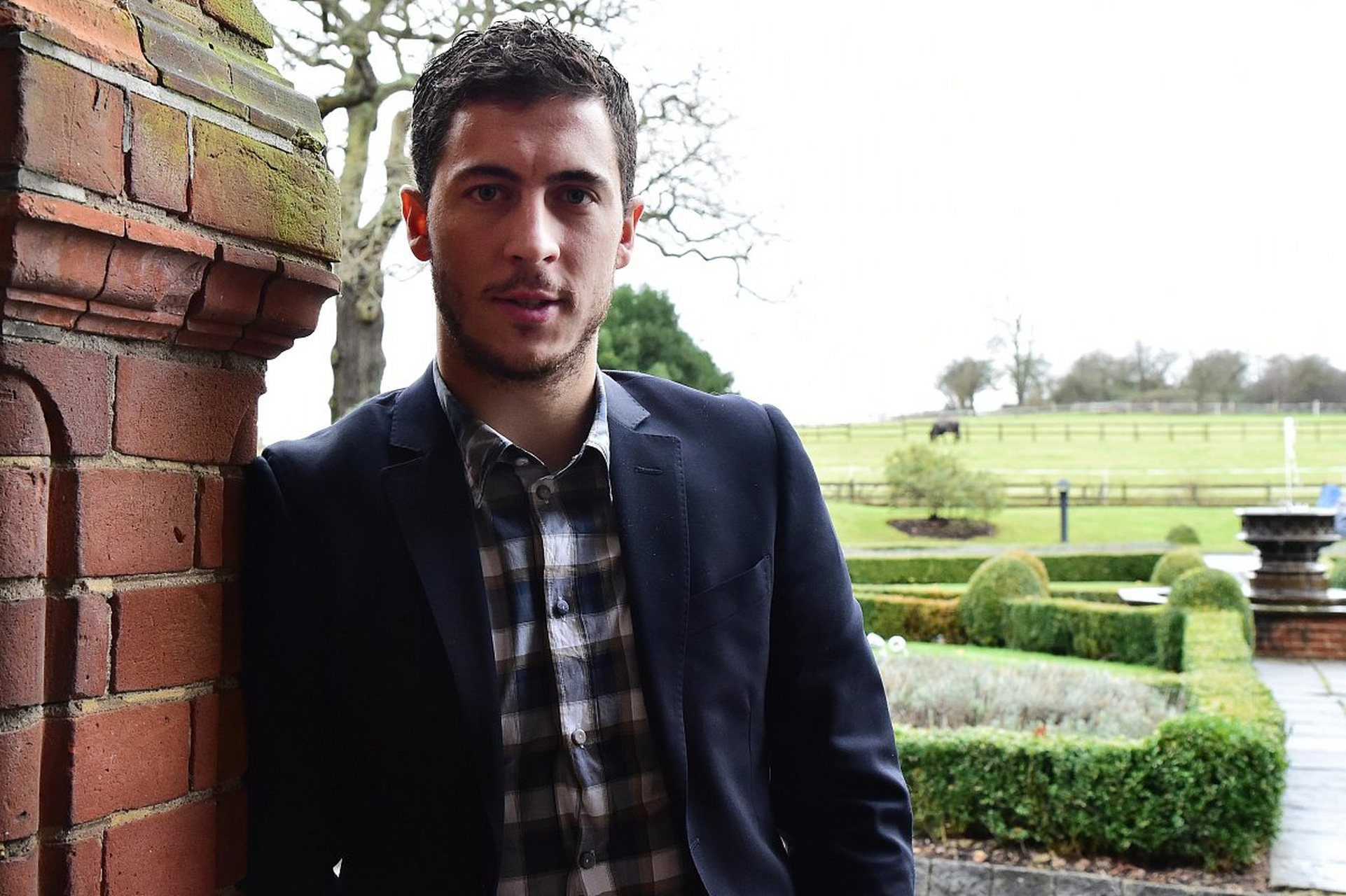 包含阿扎尔助攻带领切尔西取得关键胜利的词条