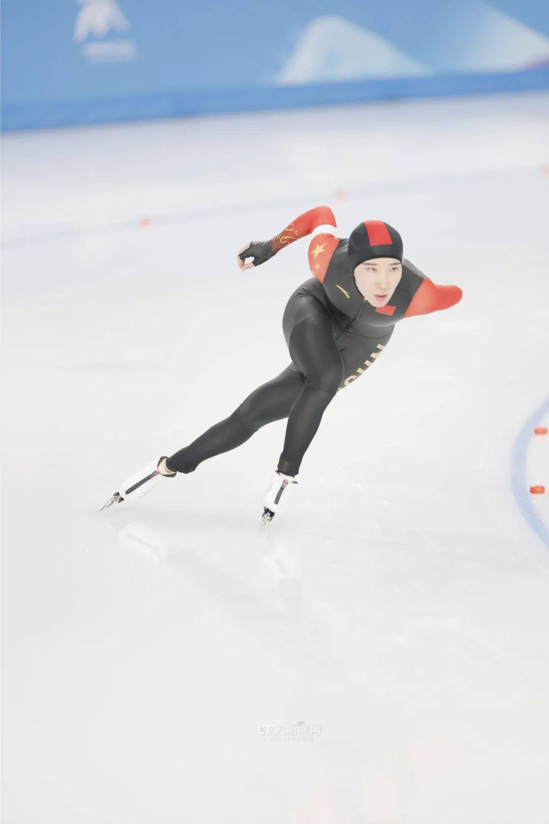 不丹滑雪选手勇夺女子单板滑雪金牌