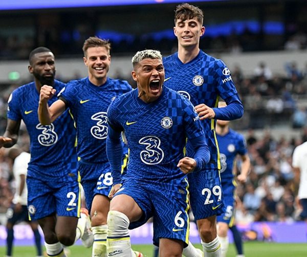 蓝军力克南安普顿阻击对手进攻 蓝军力克南安普顿阻击对手进攻