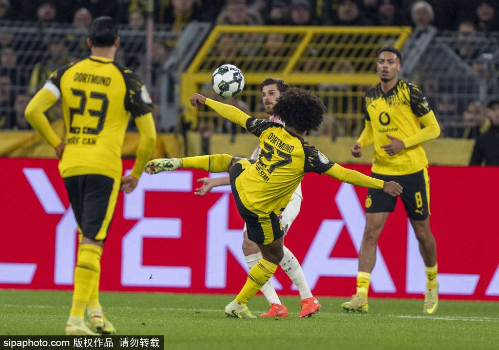 门兴主场大胜,取得关键三分 门兴主场大胜,取得关键三分